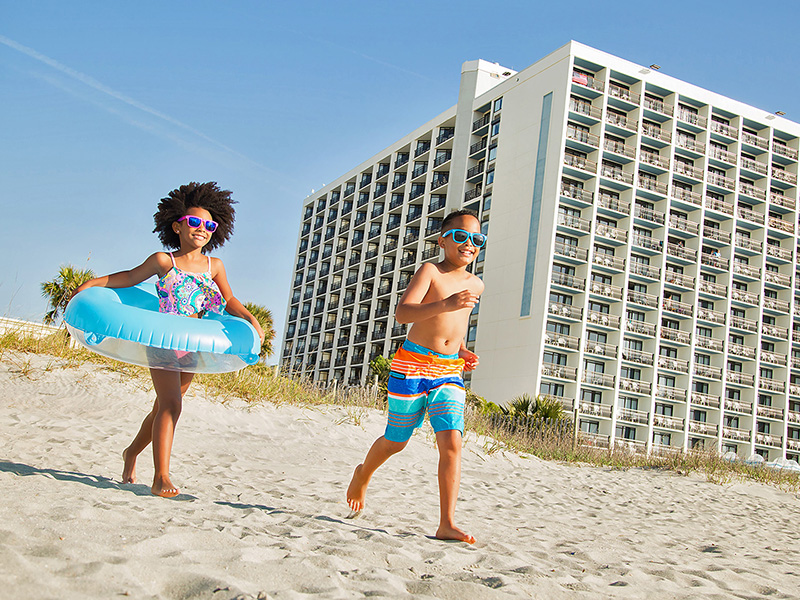 hotel BLUE kids running onto beach
