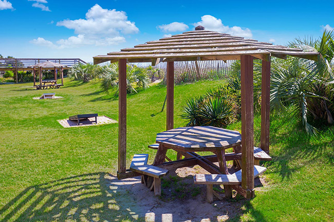 Monterey Bay oceanfront picnic tables and cornhole