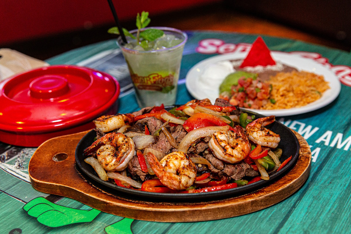 Senor Frog's fajitas with margarita