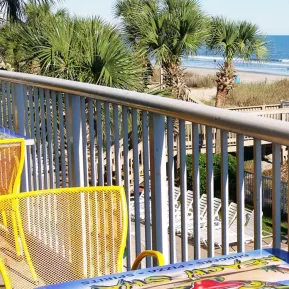Loco Gecko Crown Reef outdoor seating