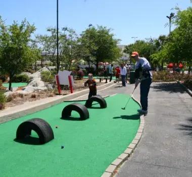 mini golf players
