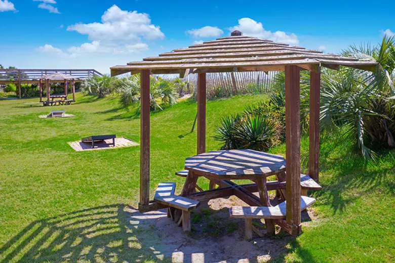 Monterey Bay oceanfront picnic tables and cornhole