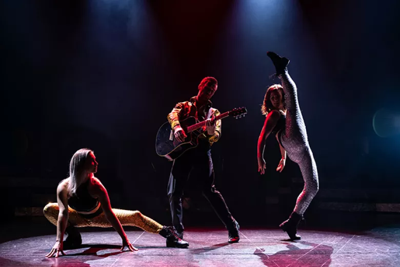 Alabama Theatre - ICONIC Guitar Player and Dancers