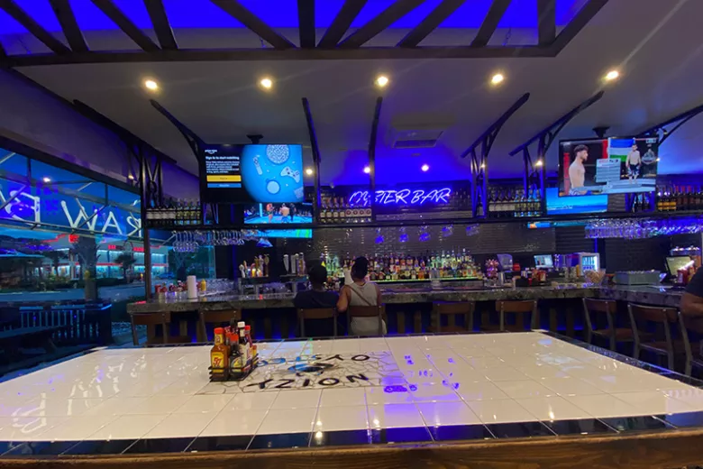 Noizy Oysters interior with bar