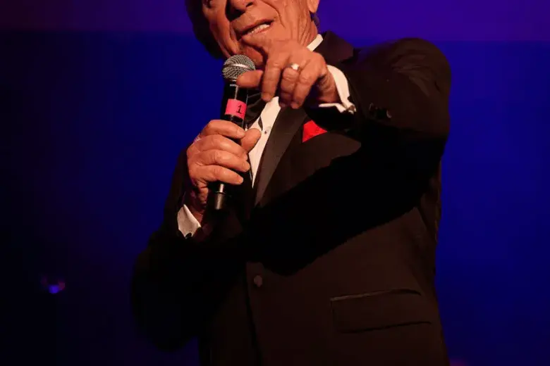 Frank & Liza - Start Spreading the News Photo 2