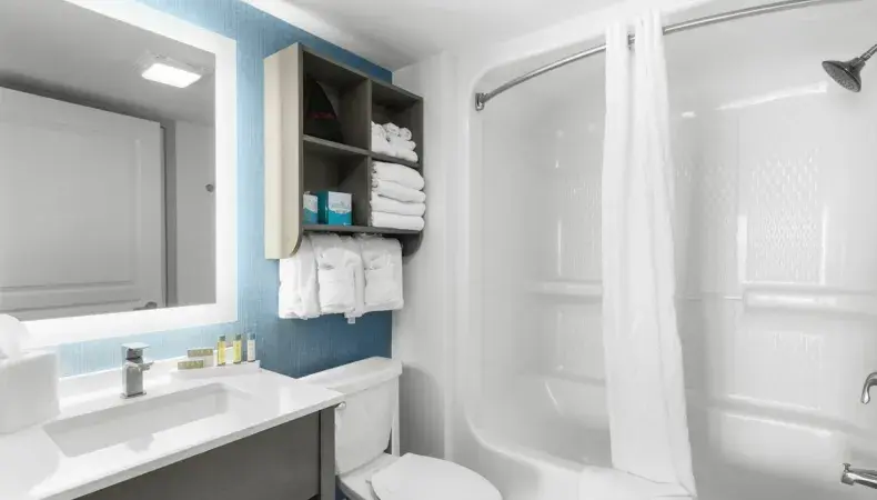 Compass Cove - Mariner Building - Oceanfront Deluxe Two Bedroom Condo - Bathroom Photo 9