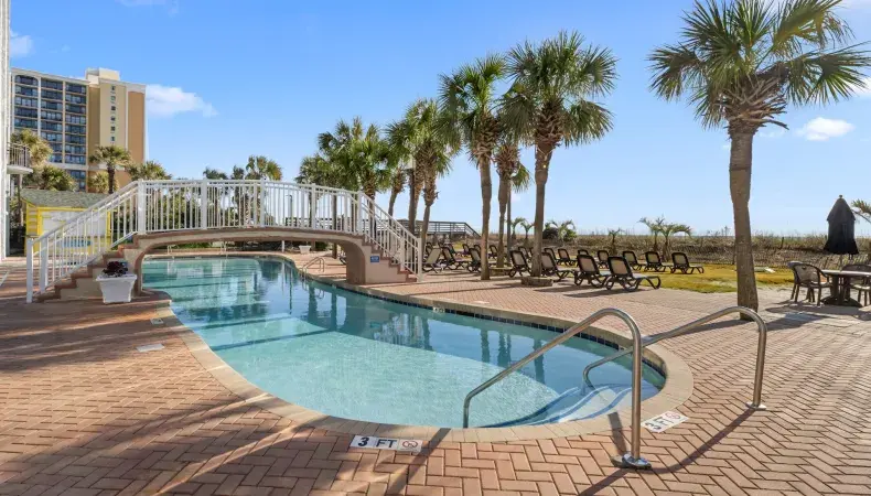 Outdoor pool Photo 6