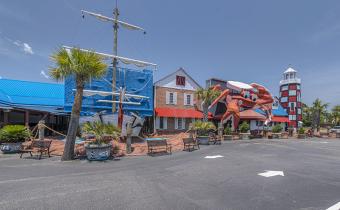 Giant Crab exterior with crab and lighthouse