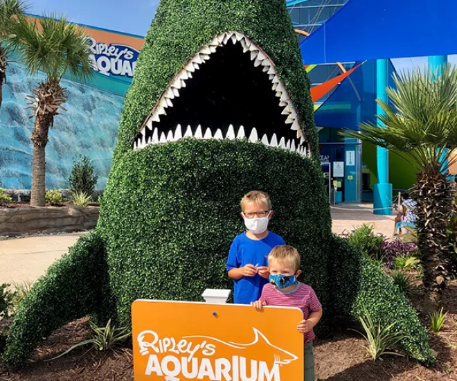Child in front of Ripley's Aquarium