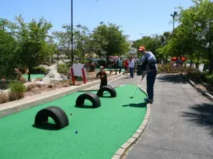 mini golf players