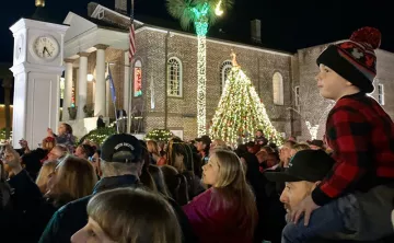 Crowd gathered by Conway Courthouse to watch tree lighting