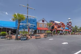 Giant Crab exterior with crab and lighthouse