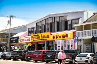 Garden City Pavilion Arcade and Gigi's Grill exterior