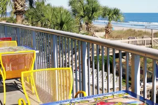 Loco Gecko Crown Reef outdoor seating